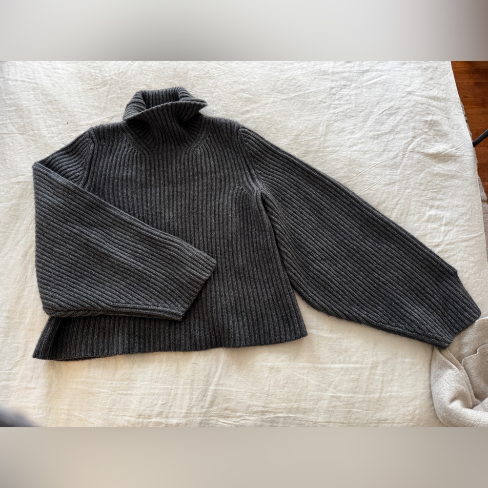 KHAITE Charcoal Genoa Ribbed Turtleneck cashmere Sweater